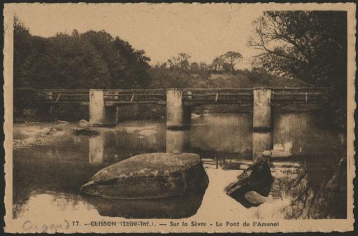 Le pont de l'Arsenal, sur la Sèvre nantaise [la légende le situant à Clisson est erronée].